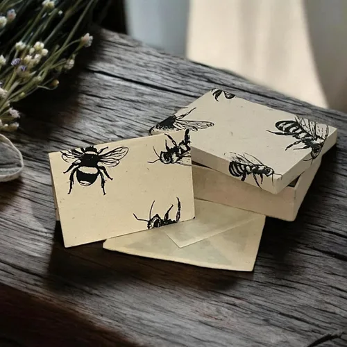 Miniatura 9 de Kathmandu Valley Co. Nepali Cherish - Juego de tarjetas de felicitación y sobre con papel Lokta hecho a mano de Nepal, 15 tarjetas (abejas)