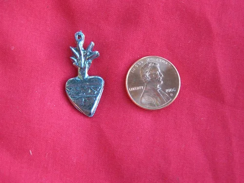 Milagro Lot - 25 dijes de Milagros mexicanos tipo II de estaño con corazón sagrado