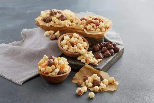 Miniatura 3 de Moose Munch® Premium Popcorn Classic Duo, cesta de regalo de palomitas de maíz, golosinas dulces y saladas, paquete variado