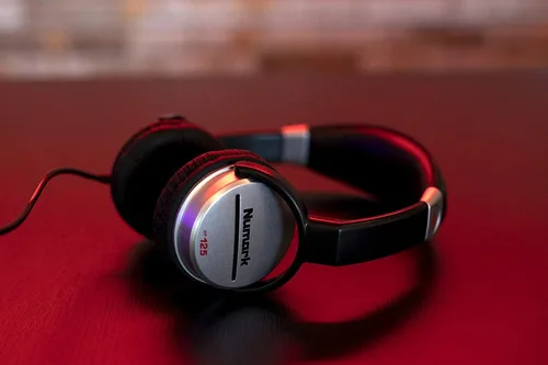 Miniatura 13 de Numark Party Mix Live + HF125 - Controlador de DJ/Set de DJ para adultos y niños con luces de DJ, altavoces de DJ, mezclador de DJ y auriculares