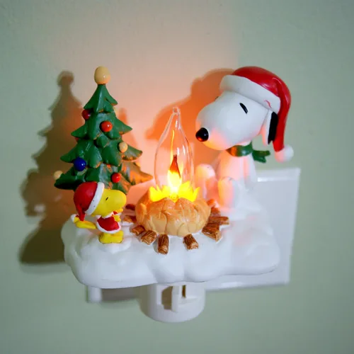 Miniatura 4 de Snoopy By Camp Fire - Luz nocturna parpadeante con enchufe giratorio de poliresina de 4.5 pulgadas