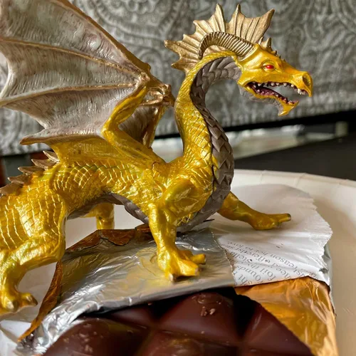 Miniatura 5 de Safari Ltd. Figura de dragón dorado – Figura detallada de 6.75 pulgadas – Divertido juguete educativo de fantasía para niños, niñas y niños a partir