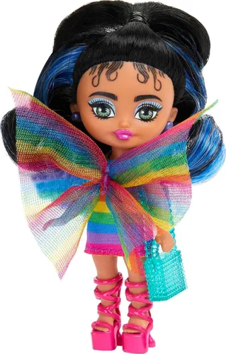 Barbie Extra Mini Minis con coleta negra con mechas azules, usando vestido arcoíris y accesorios y soporte, 3.25 pulgadas