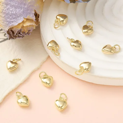 Miniatura 5 de KitBeads 10 dijes de corazón chapados en oro real de 18 quilates de latón dulce amor, mini colgantes 3D para el día de San Valentín para hacer