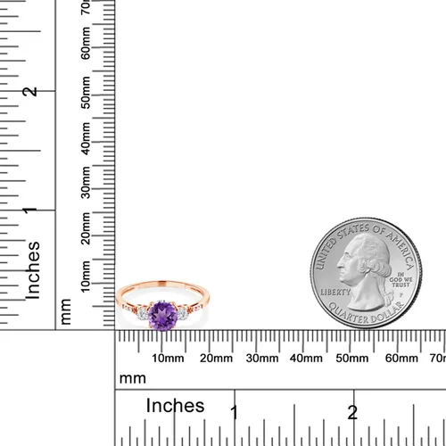Miniatura 85 de Gem Stone King Anillo de compromiso de 3 piedras preciosas redondas de oro rosa de 10 quilates, 0.236 in, piedra natal, zafiro blanco y diamante