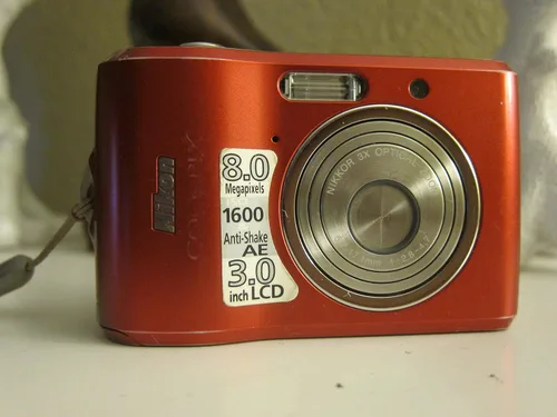 Nikon Coolpix L18 - Cámara digital de 8 MP con zoom óptico 3x (rojo rubí)
