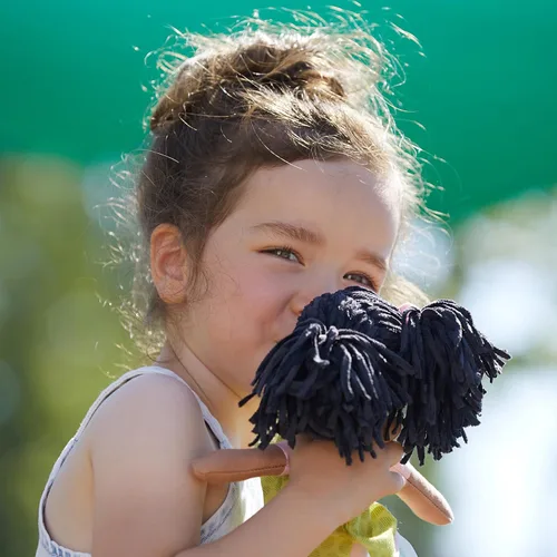 Miniatura 8 de HABA Cari - Muñeca de bebé negra de 12 pulgadas con coletas negras, cara bordada, vestido verde extraíble, lavable a máquina, muñeca de bebé suave