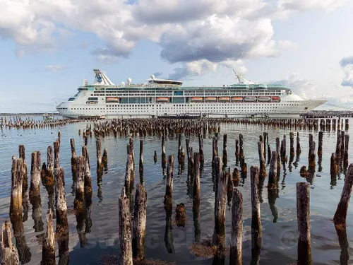 Foto: pilotes bien desgastados de un muelle destruido de hace mucho tiempo en el puerto ocupado en la bahía del casco en Portland, la ciudad más