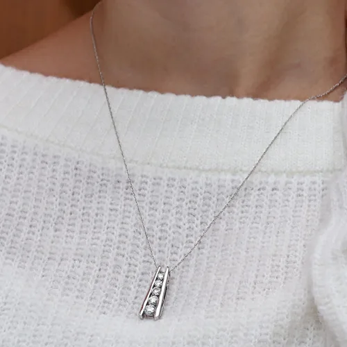Miniatura 6 de Collar con colgante de barra de viaje de cinco piedras de moissanita y diamante cultivado en laboratorio de 1.25 quilates en oro de 14 quilates