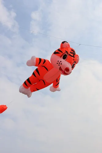 Miniatura 2 de Fullfar - Cometa inflable grande de tigre 3D para adultos, software de tela de nailon. 8.2 ft de largo, buena cometa para principiantes para Naranja