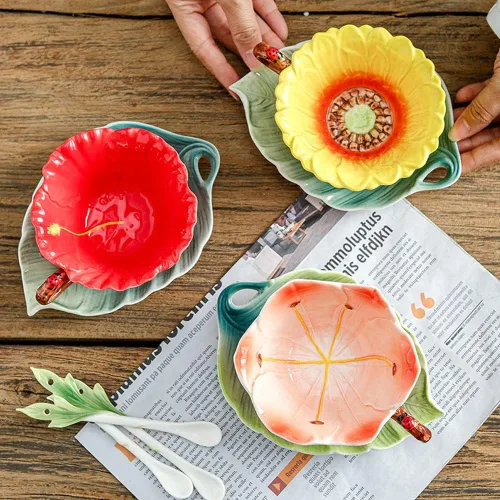 Miniatura 5 de WAYUTO Juego de taza de café y platillo de cerámica 3D con cuchara, hoja de flor, taza de café, taza de té con mango decorativo, tazas florales Rosa