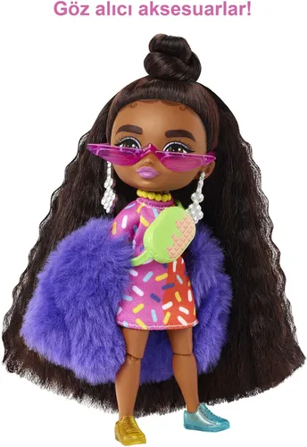 Miniatura 4 de Barbie Extra Minis Muñeca #1 (5.5 pulgadas) con vestido estampado de chispas y abrigo peludo con soporte para muñeca y accesorios, incluyendo micro