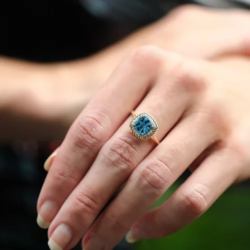 Miniatura 6 de Gem Stone King Anillo de compromiso de oro amarillo de 10 quilates con piedra natal y diamante blanco Cojín de 0.276 in Anillo de oro