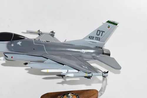 Miniatura 4 de Lockheed Martin F-16 Fighting Falcon®, escuadrón de prueba y evaluación 422d, modelo a escala de caoba de 18 pulgadas