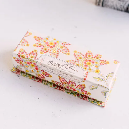 Miniatura 3 de Library of Flowers Handcreme - Crema de manos perfumada para mujeres, loción hidratante de manos para manos secas, manteca de karité y manteca