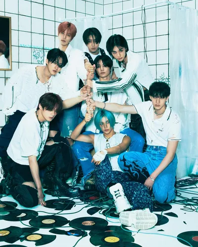 Miniatura 4 de Stray Kids -Star Rock-Star 8th Mini Album Standard 2 Versión SET CD+1p Panorama Mini Póster en Paquete+60p PhotoBook+1p PhotoCard+1p Unidad