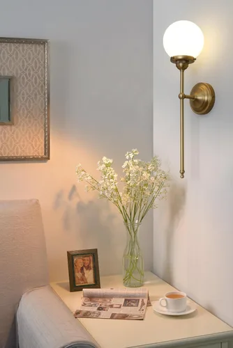 Miniatura 8 de Yosoan Juego de 2 apliques de pared de vidrio de leche para interiores, luces industriales vintage modernas de latón, cableado con lámpara redonda