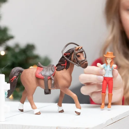 Miniatura 2 de Schleich Horse Club - Juego de 10 piezas de Hannah y Cayenne - Juguetes de caballo y jinete para niñas y niños con accesorios de equitación - Set