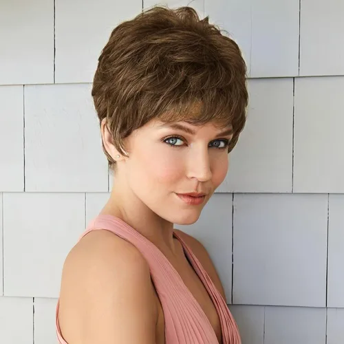 Miniatura 19 de QUEENTAS Pixie - Pelucas rubias cortas en capas para mujeres blancas y negras, cabello sintético (rubio mezclado con marrón)