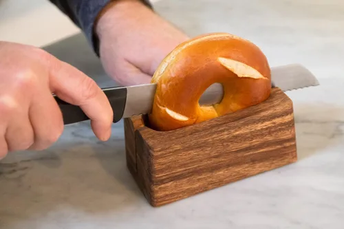 Miniatura 4 de Ironwood Gourmet 28330 Local 338 Bagel Miter, Madera de acacia, 7 x 5.5 x 2.5 pulgadas