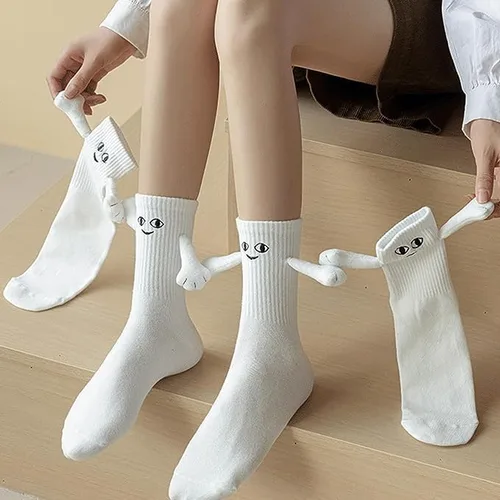 Miniatura 4 de Lucakuins Calcetines de mano divertidos Novlty Parejas Magnéticos Tomados de las Manos Calcetines Unisex 3D Muñeca Medio Tubo Mano en Calcetines