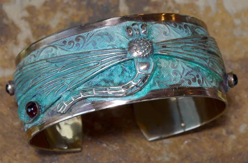 Miniatura 6 de Elaine Coyne Verdigris Patina - Brazalete decorativo de libélula - Amatista y granate