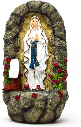 Fuente de agua bendita Lourdes que representa las apariciones de Lourdes, con Santa Bernardita arrodillada a Nuestra Señora de Lourdes (3035) por