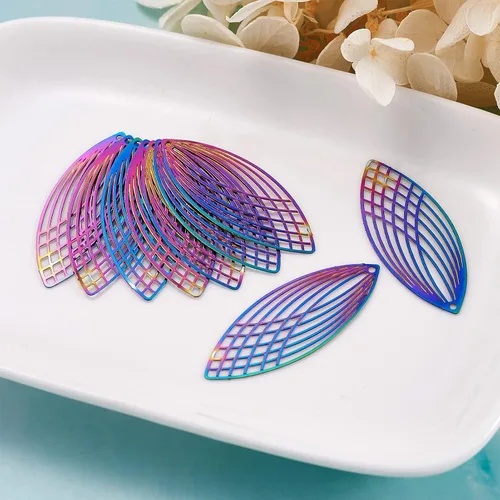 Miniatura 149 de FASHEWELRY 16 dijes de plumas de arco iris de acero inoxidable con alas de filigrana, adornos de metal de 4 colores para hacer joyas, pulseras
