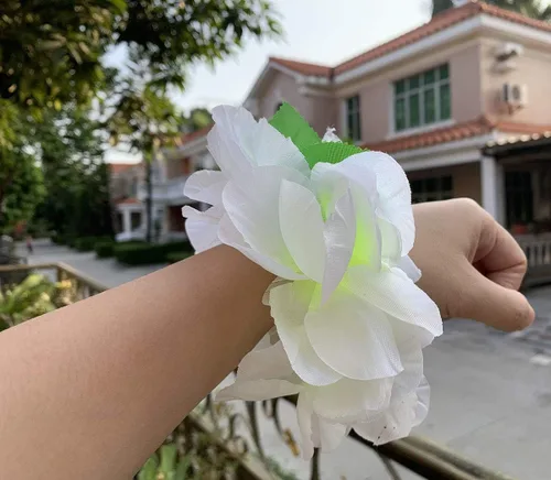 Miniatura 6 de Yansanido 4 piezas de leis hawaianos blancos con hojas verdes para fiesta de graduación, fiesta de baile, accesorio de fotos al aire libre (blanco)