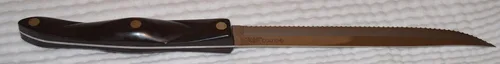 Miniatura 3 de CUTCO Modelo 1729 Petite Carver...............Hoja dentada de doble D® de 6¾"; mango marrón clásico de 5½" ("negro") en bolsa de plástico sellada