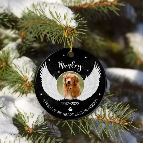 Miniatura 4 de Marco de fotos conmemorativo personalizado para mascotas, adorno de Navidad 2025, Un pedazo de mi corazón vive en el cielo, adorno de cerámica