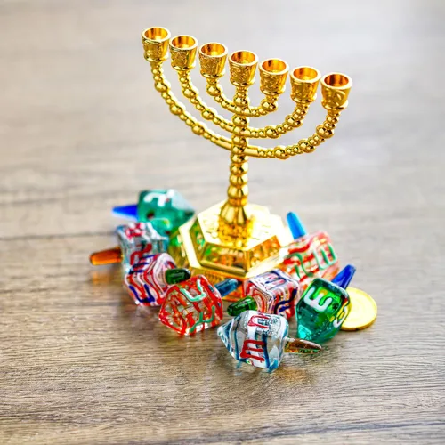 Miniatura 7 de HDCRYSTALGIFTS Set de 4 Figurinas de Dreidel de Janucá Tradicional de Vidrio Soplado Ornamento de 1.5 Pulgadas Vidrio Artístico Dreidel Clásico
