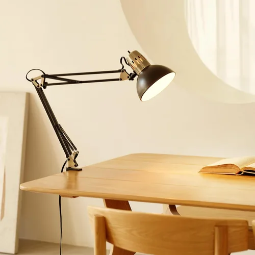 Miniatura 2 de Globe Electric 62000010 Lámpara de escritorio de 32" con múltiples articulaciones con abrazadera metálica, latón mate, acentos blancos, interruptor