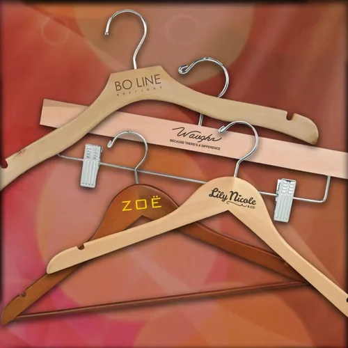 Miniatura 3 de Econoco Perchas planas de madera con gancho cromado, acabado natural duradero de lujo, perchas para blusas y vestidos, sin barra, paquete de 100