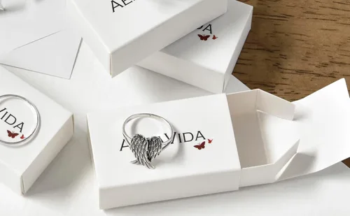 Miniatura 2 de AeraVida Anillo de plata de ley 925 con alas de ángel plegadas Heavenly Love