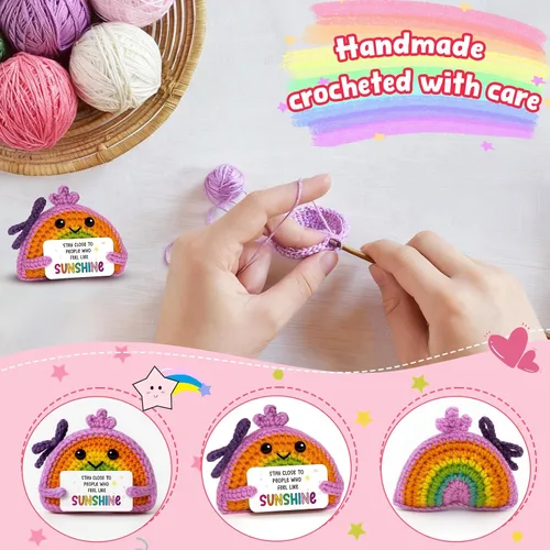 Miniatura 4 de Muñeca de ganchillo arcoíris hecha a mano con "Stay Close to People Who Feel Like Sunshine", regalo edificante para mujeres, amigos, compañeros