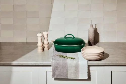 Miniatura 5 de Le Creuset Cazuela ovalada cubierta Heritage Stoneware, 4 cuartos de galón (14"), Artichaut
