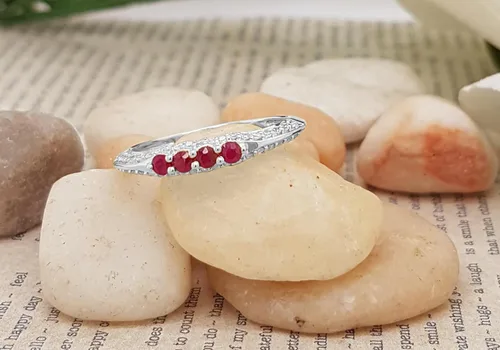 Miniatura 14 de Dazzlingrock Collection Anillo de boda redondo de rubí y diamante blanco apilable para mujer en oro