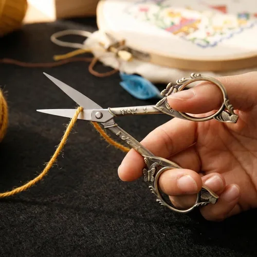 Miniatura 2 de Tijeras Artísticas Vintage para Manualidades Pequeñas de 4.6 Pulgadas Herramienta Afilada de Costura y Bordado - Mango de Mariposa de Bronce Marrón