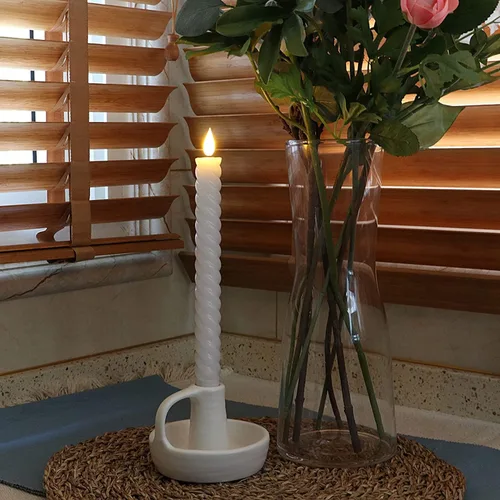 Miniatura 5 de Rhytsing Velas cónicas sin llama blancas de 10 pulgadas con temporizador, velas cónicas en espiral que funcionan con baterías, luz blanca cálida