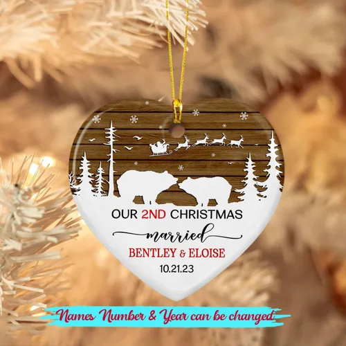 Miniatura 2 de Nuestro adorno de cerámica casado de 2ª Navidad, regalo personalizado de adorno de boda de oso polar, regalo de adorno de boda, Mr Mrs Married