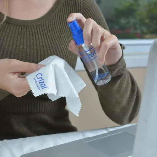 Miniatura 4 de Crizal Spray de limpieza de lentes de gafas, paquete de 10 (2 onzas), seguro para lentes con revestimiento AR, diseñado y probado por los expertos