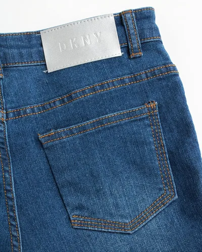Miniatura 5 de DKNY Pantalones cortos de mezclilla elásticos con 5 bolsillos para niña grande
