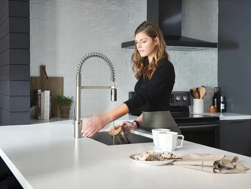 Miniatura 10 de Grifo de cocina Moen Align Spot Resist acero inoxidable con sensor de onda Motionsense sin contacto de una manija con resorte de arco alto extraíble
