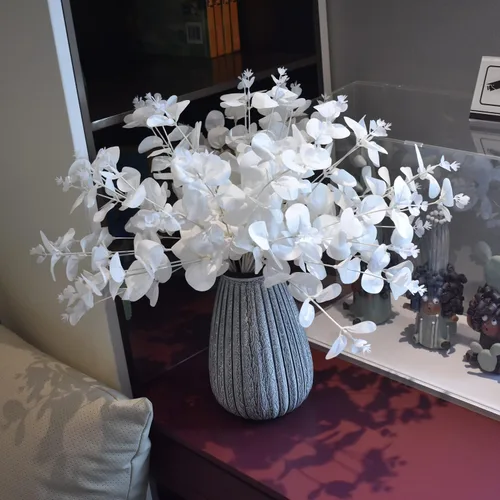 Miniatura 5 de 3 piezas de flores artificiales falsas de eucalipto, flores blancas, tallos de eucalipto sintéticos, flores falsas para relleno de jarrón, centro
