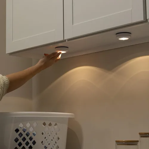 Miniatura 2 de Amazon Basics - Luces LED de disco, operadas por batería, 50 lúmenes, paquete de 2, luz de grifo, luces adhesivas, iluminación debajo del gabinete
