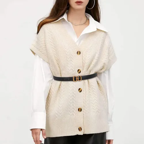 Miniatura 331 de Cinturón de cuero clásico con hebilla de metal para mujer con vestido de jeans