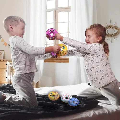 Miniatura 5 de ArtCreativity Mini donas de peluche con cara sonriente para niños, juego de 12, juguetes de peluche suaves en varios colores, lindo recuerdo