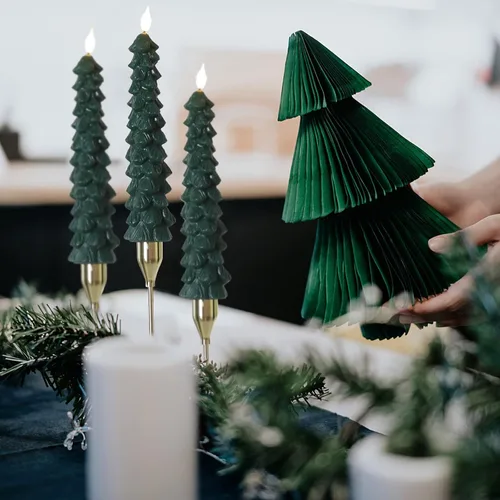Miniatura 8 de Fo32won Candelabros sin llama en forma de árbol de Navidad a pilas con control remoto y temporizador, juego de 4 velas LED cónicas de cera real