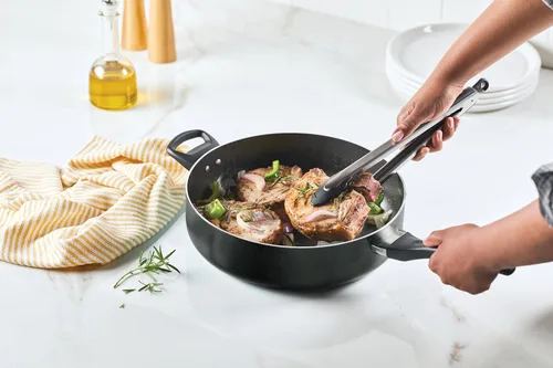 Miniatura 5 de Farberware Sartén Jumbo/Para Saltear Antiadherente Apta para Lavavajillas con Mango Auxiliar - 6 Cuartos, Negro